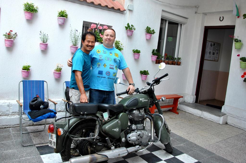 10 Coins & Tours Hostal Sofía