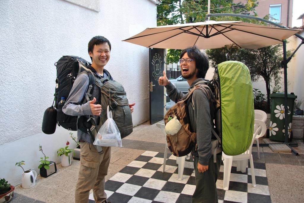 10 Coins & Tours Hostal *