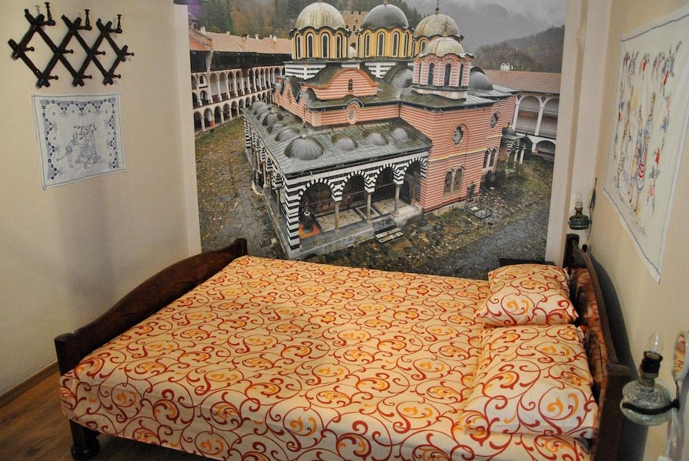 10 Coins & Tours Hostel