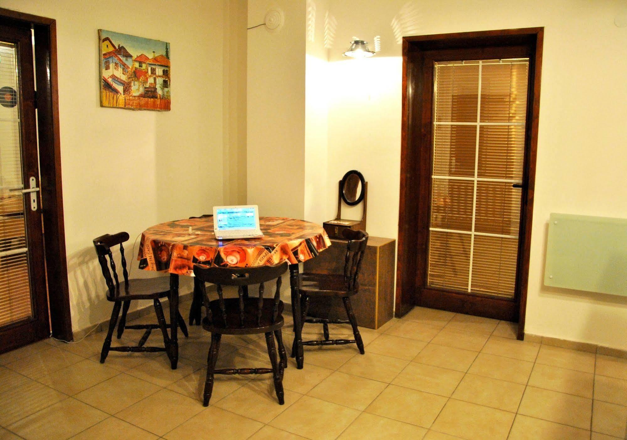10 Coins & Tours Hostel *